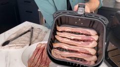 Διαιτολόγος κρούει τον κώδωνα του κινδύνου για το μαγείρεμα του μπέικον στο Air Fryer 
