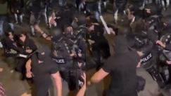 Χάος στη Γεωργία: Η αστυνομία κάνει χρήση δακρυγόνων και σφαιρών από καουτσούκ εναντίον διαδηλωτών (vid)