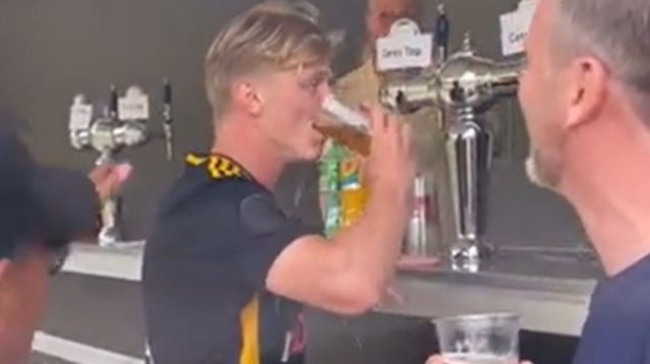 Ποδοσφαιριστής στη Δανία σκόραρε, πανηγύρισε πίνοντας μπύρα και συνέχισε να παίζει (vid)