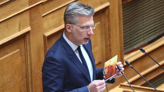 Ο Σκέρτσος έδειξε στη Βουλή φωτογραφία του αδελφού με αφορμή τα Τέμπη: «Τον έχασα σε τροχαίο, ξέρω πως είναι»
