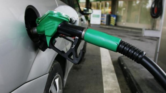 Τσιμπάει η βενζίνη: Γιατί δεν πέφτουν οι τιμές