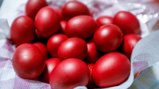 Πώς γίνεται το βάψιμο αυγών: Το λάθος που κάνει το 99% του πληθυσμού
