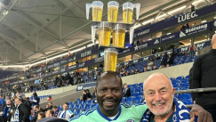 Viral ο απίστευτος οπαδός της Σάλκε που πανηγυρίζει με 7 ποτήρια μπύρας στο κεφάλι του! (vid)