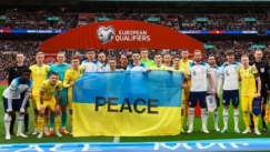 Άγγλοι και Ουκρανοί ποδοσφαιριστές με τη σημαία της Ουκρανίας 