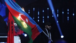 Ανδρας καίει σημαία του Αζερμπαϊτζάν