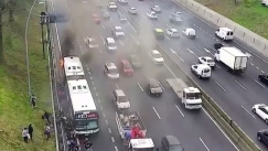 Λεωφορείο άρπαξε φωτιά στη μέση αυτοκινητόδρομου και οι επιβάτες έτρεχαν να σωθούν (vid)