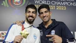 Ο Στέφανος Ξένος με το χρυσό μετάλλιο από το παγκόσμιο πρωτάθλημα καράτε και ο αδελφός του Διονύσης
