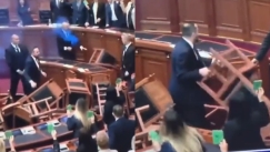 Χάος στην Αλβανία: Βουλευτές της αντιπολίτευσης πέταξαν καπνογόνα και καρέκλες μέσα στο κοινοβούλιο (vid)