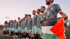 Οι παίκτες της Oriundo FC με τη σημαία της Παλαιστίνης.