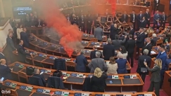 Η αντιπολίτευση στην Αλβανία άναψε καπνογόνα μέσα στη αίθουσα της Βουλής για να διαμαρτυρηθεί για τον προϋπολογισμό (vid)