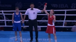 O διαιτητής δείχνει νικήτρια την Κουζνέτσοβα στο ματς με την Γεωργοπούλου