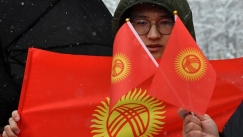 Ανδρας κρατά την σημαία του Κιργιστάν