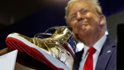 Χαμός με τα κιτς παπούτσια του Ντόναλντ Τραμπ: Κοστίζουν 399 δολάρια και έγιναν sold out