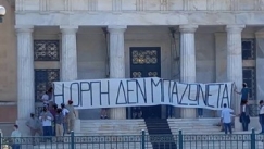 Μέλη του Ρουβίκωνα στη Βουλή και το Προεδρικό Μέγαρο: Άνοιξαν πανό για τα Τέμπη, «Η οργή δεν μπαζώνεται» (vid)