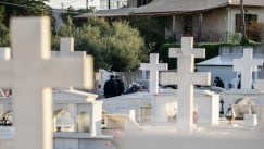 Άγνωστοι «ρήμαξαν» νεκροταφείο στο Αγρίνιο: Έκλεψαν πάνω από 50 καντήλια