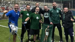 Ο Νίκος Παππάς με την ομάδα ποδοσφαίρου ακρωτηριασμένων του Παναθηναϊκού