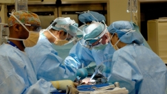 Πέθανε ο πρώτος ασθενής που έλαβε γενετικά τροποποιημένο νεφρό από χοίρο