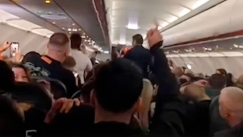 Ζευγάρι προκάλεσε αναγκαστική προσγείωση στο Ηράκλειο: Δείτε πως ζητωκραύγασαν οι επιβάτες για την απομάκρυνσή του