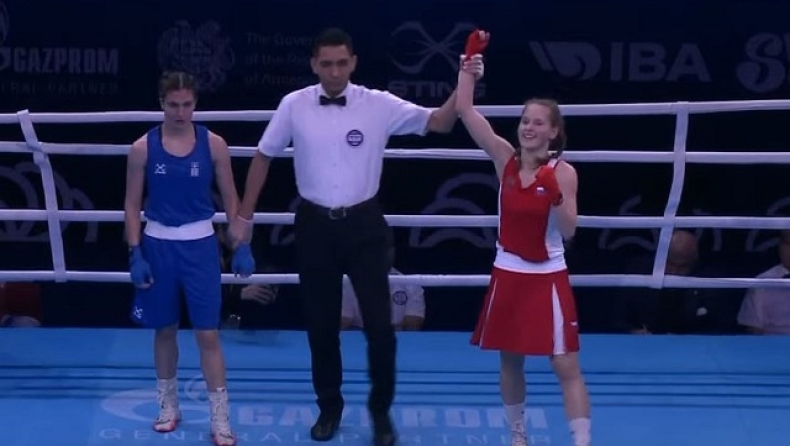 O διαιτητής δείχνει νικήτρια την Κουζνέτσοβα στο ματς με την Γεωργοπούλου