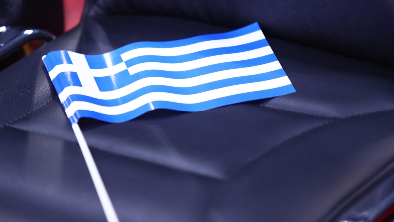 Μία ελληνική σημαία σε θέση θεατή στο ΣΕΦ.