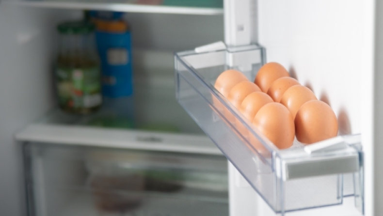 Το λάθος που κάνουμε όλοι: Γιατί δεν πρέπει να βάζουμε τα αυγά στην πόρτα του ψυγείου