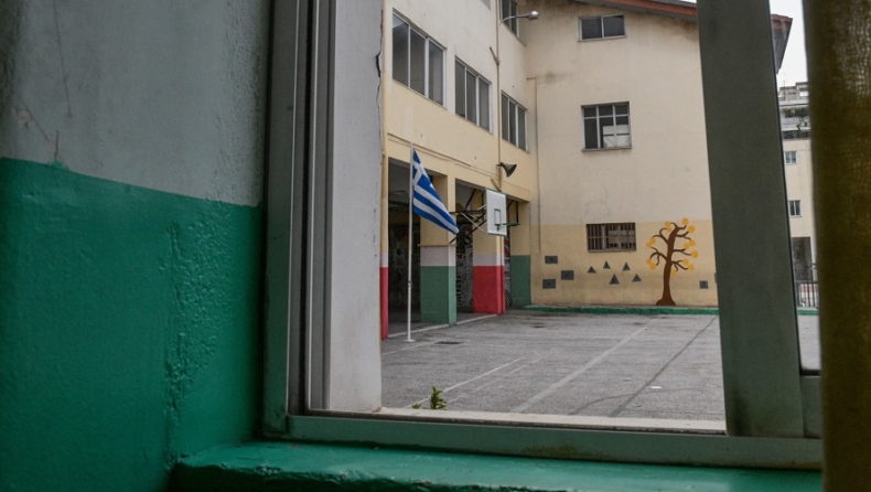 Καθαρίστρια στη Βόρεια Ελλάδα κατηγορείται ότι φωτογράφησε νήπιο στις τουαλέτες σχολείου