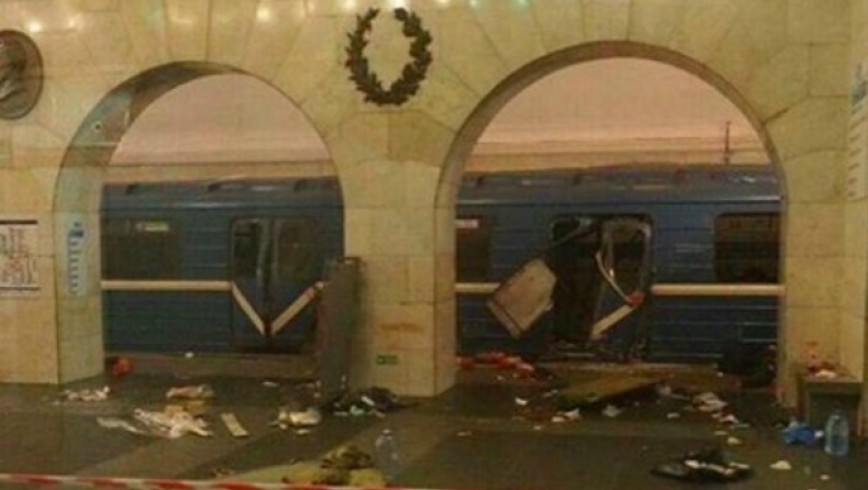 Η στιγμή μετά την έκρηξη και τo κατεστραμμένο βαγόνι στο μετρό της Αγίας Πετρούπολης (vids)