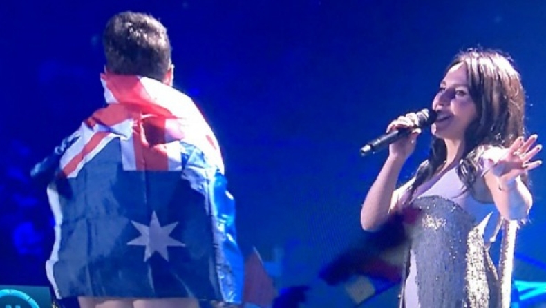 Eurovision 2017: Ανέβηκε στη σκηνή και έδειξε τα οπίσθιά του (vid)