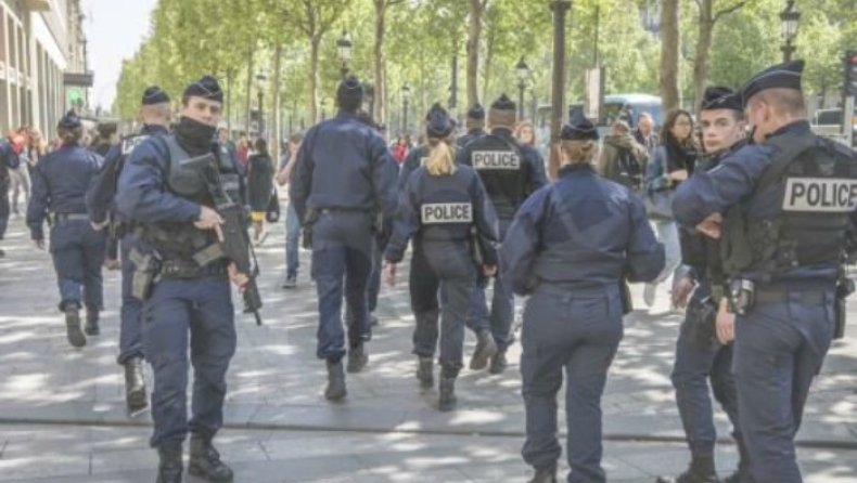 Συναγερμός στο Παρίσι: Αυτοκίνητο έπεσε πάνω σε βαν της Αστυνομίας (vids)