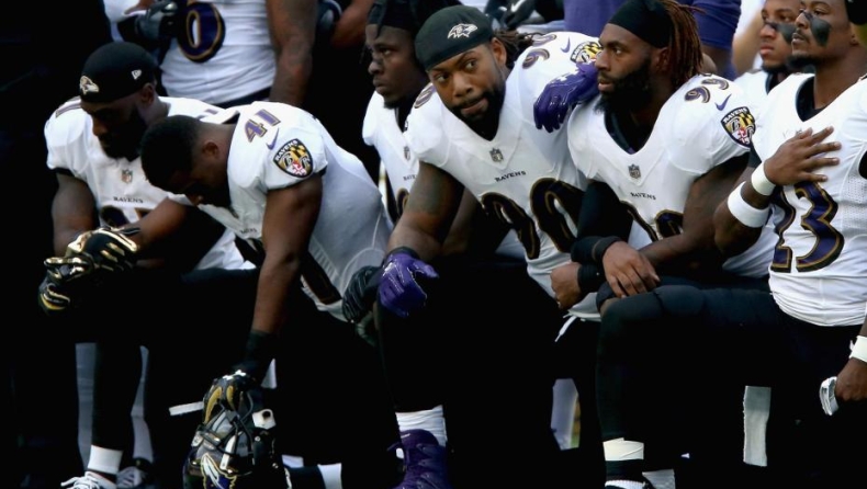 Γονάτισαν στον εθνικό ύμνο δεκάδες παίκτες του NFL με στόχο να «γονατίσουν» τον Τραμπ