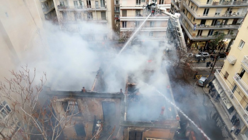 To βίντεο - ντοκουμέντο από την πυρπόληση του κτιρίου στην Θεσσαλονίκη (pics & vid)