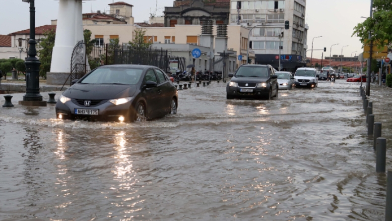 «Πνίγηκε» η Θεσσαλονίκη από την βροχή: Πολλοί απεγκλωβισμοί (pics & vids)