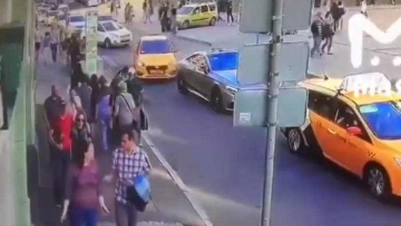 Η στιγμή που το ταξί στο κέντρο της Μόσχας πέφτει πάνω στο πλήθος (vid)