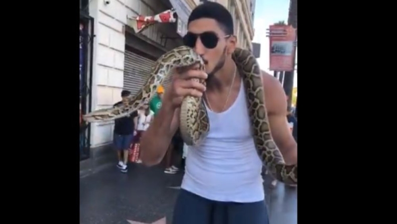 Ο Καντέρ τρολάρει τον Ντουράντ φιλώντας ένα φίδι! (vid)