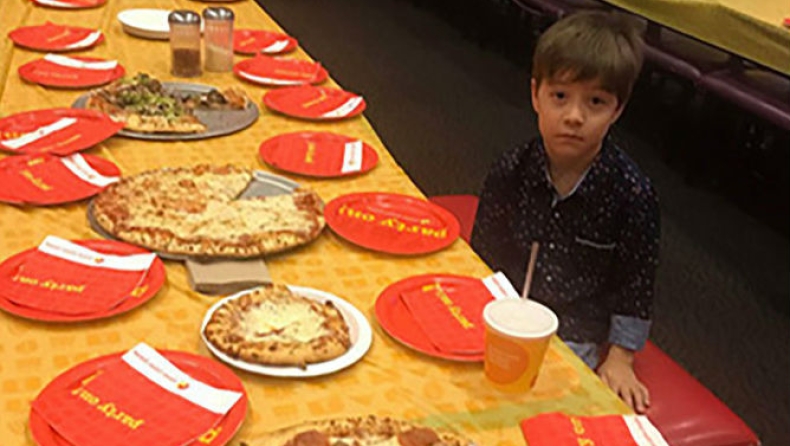 Οι γονείς του 6χρονου που δεν πήγε κανείς στο πάρτι του, μετάνιωσαν για την φωτογραφία (pics)