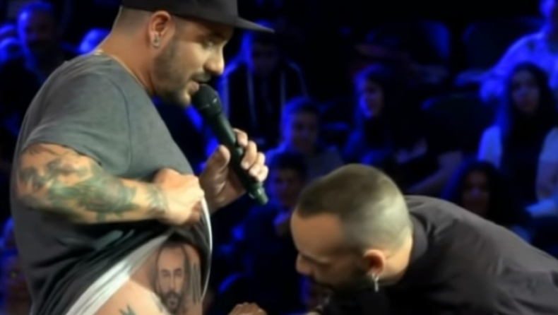 Πήγε στο «The Voice» και οι κριτές «έμειναν» όταν είδαν πως έχει τατουάζ τον Πάνο Μουζουράκη (vid)