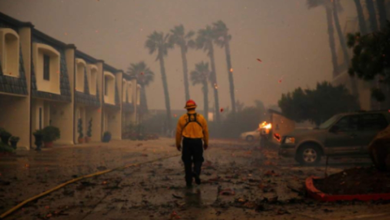 Στο έλεος τεράστιων πυρκαγιών παραμένει η Καλιφόρνια (vids)