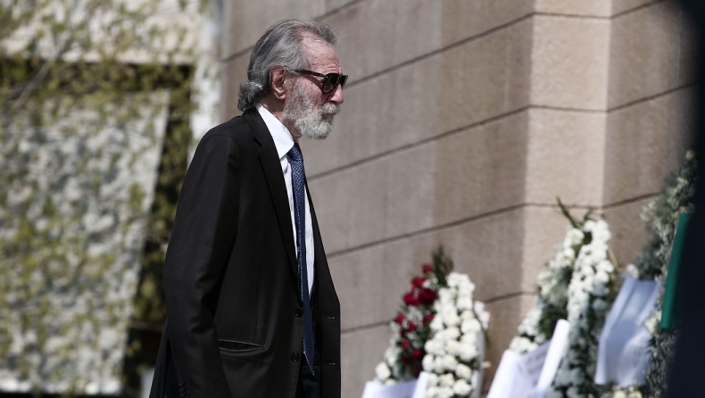 Ζεστό χειροκρότημα για Γιώργο Βαρδινογιάννη και Σαραβάκο στην κηδεία του Θανάση (vids)
