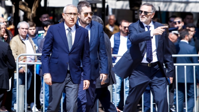 Σταυρόπουλος και Μπαφές εκπροσώπησαν τον Ολυμπιακό στην κηδεία του Θανάση (vid)