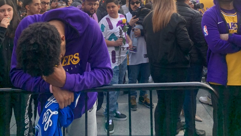 Κόμπι Μπράιαντ: Συγκλονίζει η εικόνα του Κουΐν Κουκ έξω από το «Staples Center» (pic)