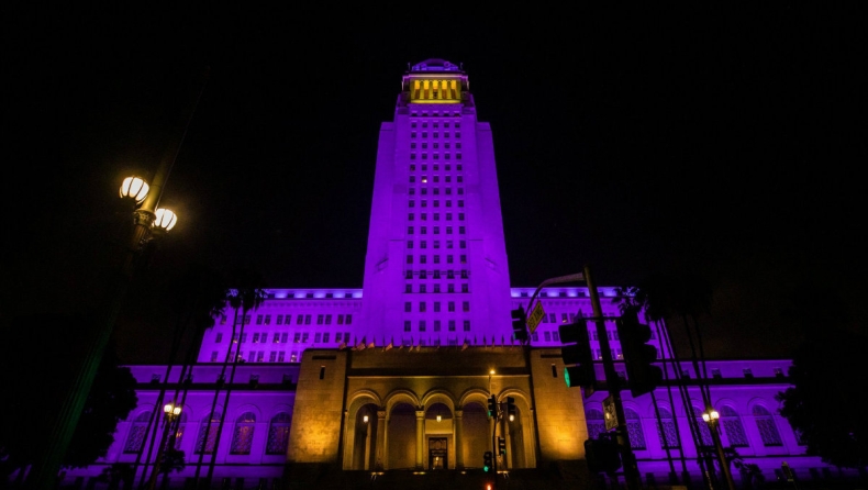 Κόμπι Μπράιαντ: Με μοβ - κίτρινο φωτισμό κτίρια στο Λος Άντζελες (pics)