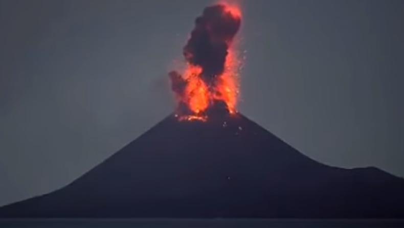 Ινδονησία: Εξερράγη το ηφαίστειο Κρακατόα (pics & vids)