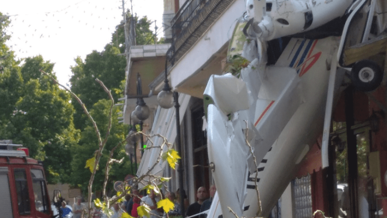 Μονοκινητήριο αεροπλάνο έπεσε σε σπίτι στις Σέρρες (pics)