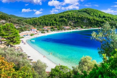 Το καταπράσινο ελληνικό νησί που βρίσκεται ανάμεσα στα 9 «μυστικά» της Μεσογείου