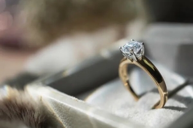 Βρετανίδα έκανε την τύχη της - Το ψεύτικο δαχτυλίδι των 7 ευρώ έκρυβε διαμάντι 2,3 καρατίων
