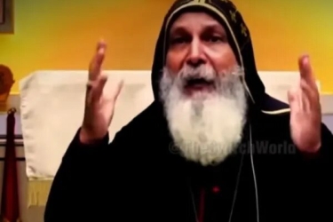 Ποιος είναι ο ιερέας που μαχαιρώθηκε στο Σίδνεϊ: Αντιεμβολιαστής και με χιλιάδες followers (vid)