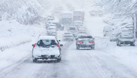 Οδήγηση στο χιόνι και τον πάγο: 10 συμβουλές για να βγεις αλώβητος