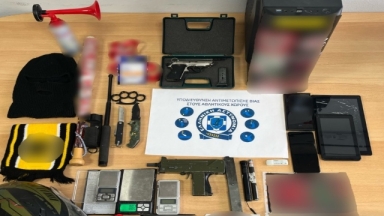 Όλα όσα βρήκε η ΕΛ.ΑΣ στις συλλήψεις των μελών της «Θύρας 7»: Πιστόλια, ζυγαριές, μαχαίρια και ναρκωτικά