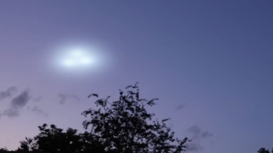 Πλάνα από κάμερα της αστυνομίας των ΗΠΑ έχουν καταγράψει την προσγείωση UFO σε αυλή (vid)