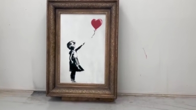Σπάνιες φωτογραφίες αποκαλύπτουν τα εφηβικά χρόνια του Banksy: Η αινιγματική φιγούρα και η υποκριτική (vid)